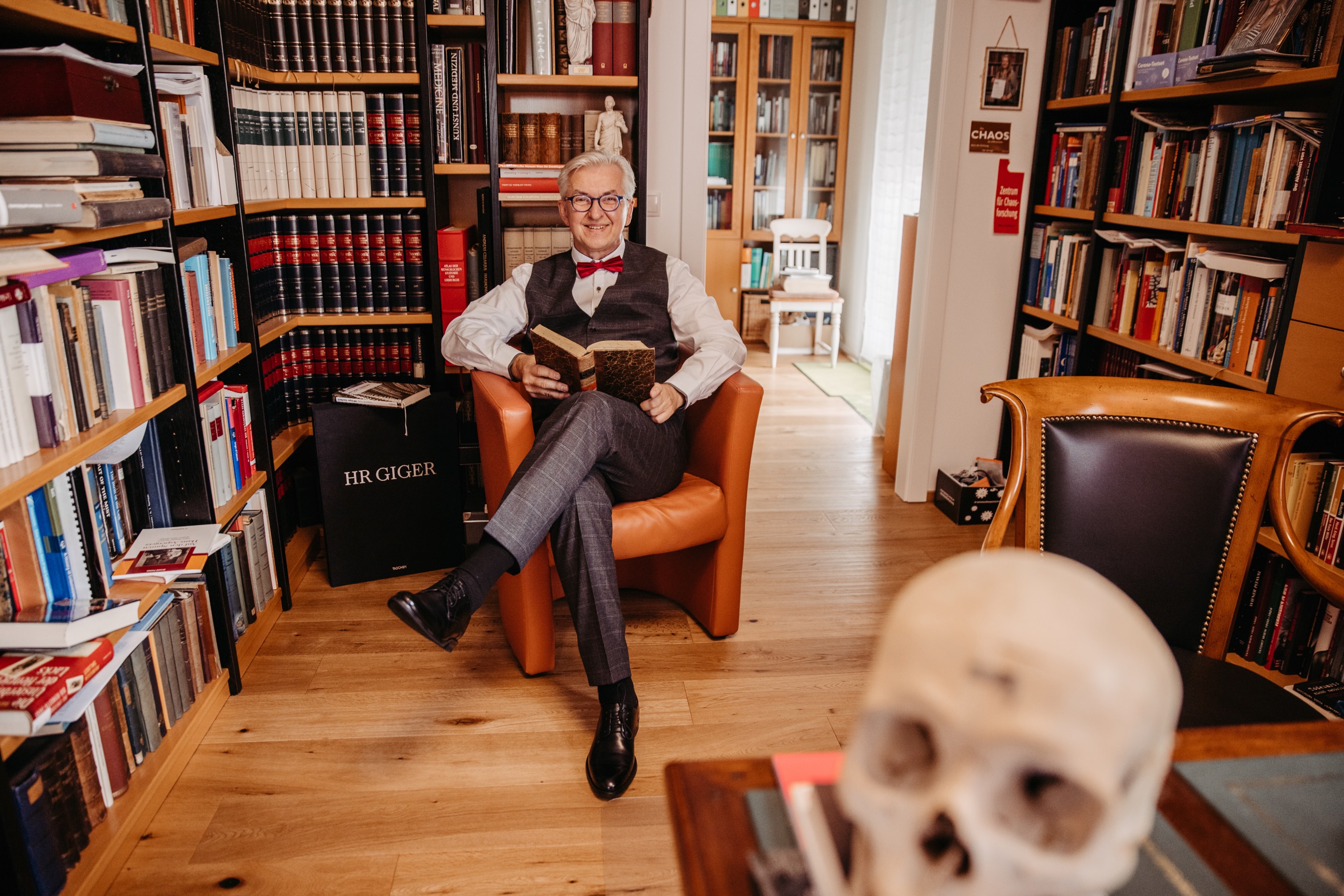 Roland Sedivy in der Bibliothek
